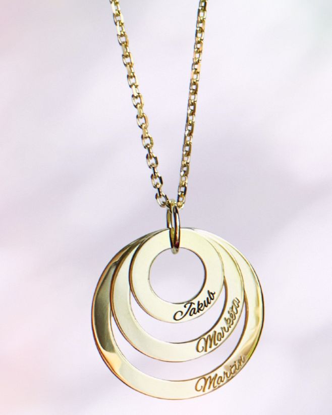 Zlatý přívěsek Loreta Trio s rytinou na přání ze tří volných kroužků spojených v jeden přívěsek✨