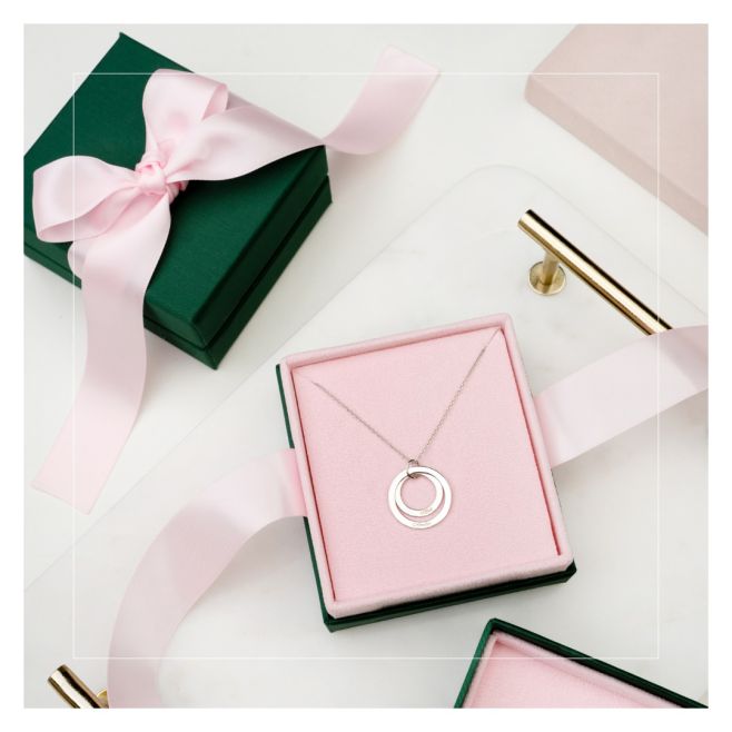 Krásný šperk k Vánocům, který ponese rytinu jmen, data narození nebo jiného textu i symbolů 💕 Vyrobit vám ho můžeme ve...